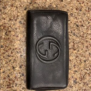 Gucci wallet, good condition— lightly used.